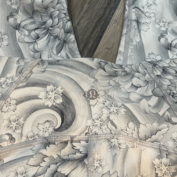 Lululemon - Train times crop - Size 4 - New - Picture 5 of 6